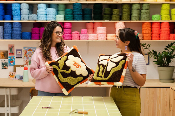 Atelier tufting création d'un coussin fluffy à Bordeaux (33)