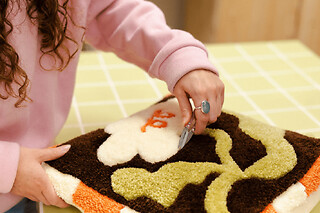 Atelier tufting création d'un coussin fluffy à Bordeaux (33)