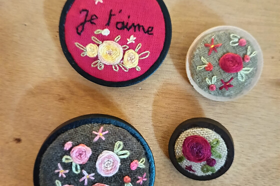 Atelier broche brodée fleurie à Montpellier (34)