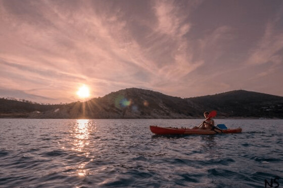 Randonnée guidée sunset en kayak depuis la plage de Pampelonne