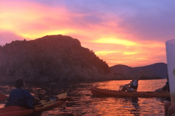 Randonnée guidée sunset en kayak depuis la plage de Pampelonne