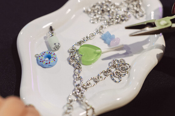 Atelier création d'un bijou charms à Paris 5ème - Création d'un collier