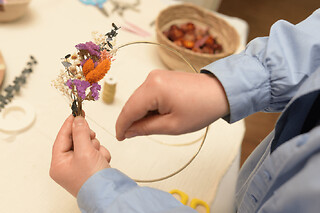 Atelier couronne murale en fleurs séchées à Laval (53)