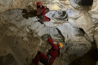 Spéléologie dans le Gouffre des Eaux Chaudes (09)