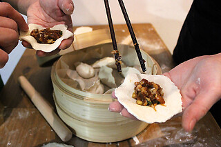 Atelier cuisine fabrication de raviolis et gyozas à Lyon
