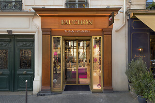 Une boîte de macarons et une dégustation de thé chez Fauchon Paris Madeleine - Boutique Thé & Infusions à Paris (75008)