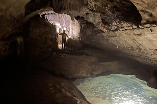 Spéléologie en famille dans la grotte de la Cocalière (07)