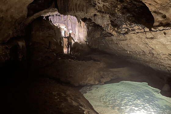 Spéléologie en famille dans la grotte de la Cocalière (07)
