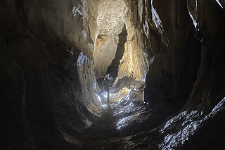 Spéléologie en famille dans la grotte de la Cocalière (07)
