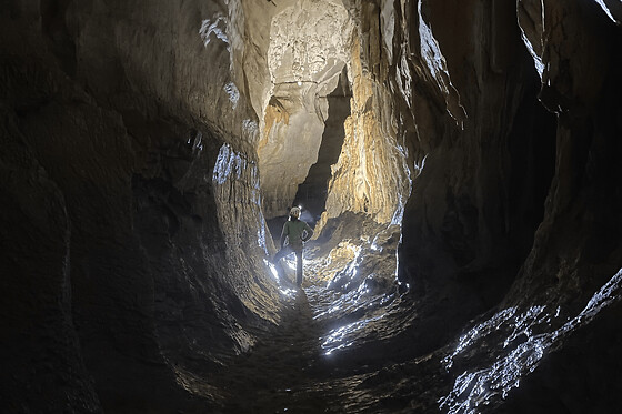 Spéléologie en famille dans la grotte de la Cocalière (07)