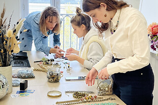 Atelier upcycling de bijoux à domicile à Paris et IDF