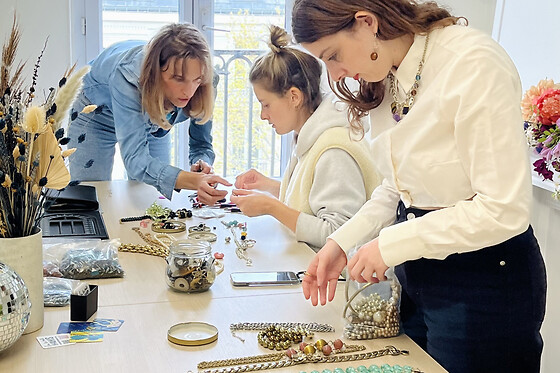 Atelier upcycling de bijoux à domicile à Paris et IDF