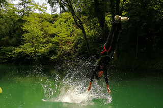 Saut à l'élastique avec touché d'eau au Viaduc d'Arudy (64) - Saut seul