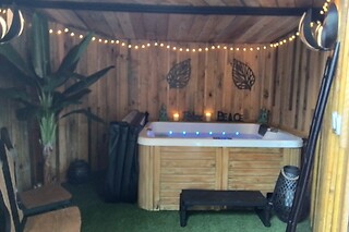 Un accès au spa avec bain à remous en duo à la Villa Saint Barth à Gujan-Mestras (33)