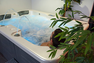 Un accès au spa avec bain à remous privatisé avec séance de chromathérapie et un modelage pour deux chez Suite & Spa No Idem à Nîmes (30)