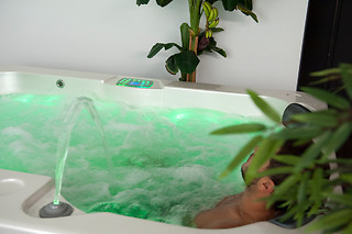 Un accès au spa avec bain à remous privatisé avec séance de chromathérapie et un modelage pour deux chez Suite & Spa No Idem à Nîmes (30)