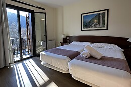 APARTAMENTOS SOLANA, HOTEL TAULL & ROMANIC
