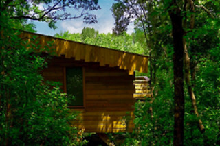 Un séjour gourmand pour deux aux Cabanes dans les Bois*** à Villalier (11)