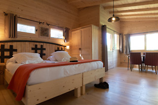Un séjour gourmand pour deux aux Cabanes dans les Bois*** à Villalier (11)