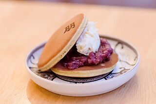 Une sélection de pâtisserie à emporter chez Pâtisserie TOMO Opéra à Paris (75002)