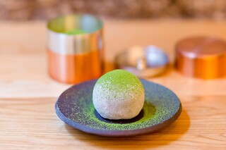 Une sélection de pâtisserie à emporter chez Pâtisserie TOMO Opéra à Paris (75002)