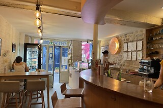 Une sélection de pâtisseries à emporter chez Pâtisserie TOMO Odéon à Paris (75006)