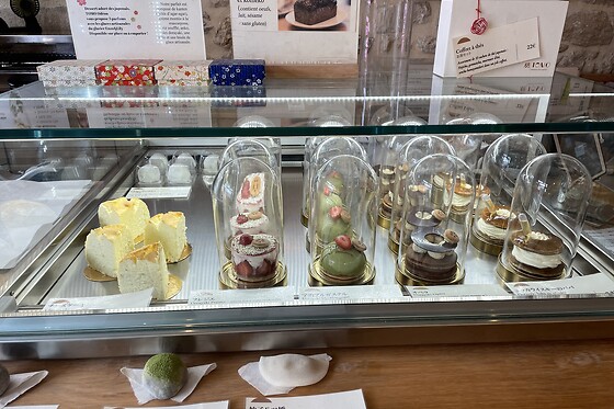 Une sélection de pâtisseries à emporter chez Pâtisserie TOMO Odéon à Paris (75006)