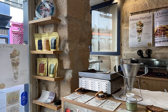 Une sélection de pâtisseries à emporter chez Pâtisserie TOMO Odéon à Paris (75006)
