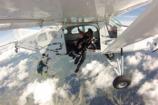 Un saut en parachute en tandem - Aérodrome de Tallard - Tallard (05)
