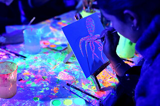 Atelier peinture fluorescente dans le noir à Lyon (69)