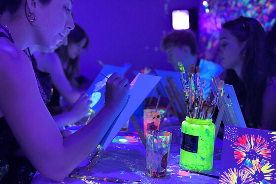 Atelier peinture fluorescente dans le noir à Lyon (69)