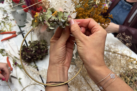 Atelier création d'une couronne de fleurs séchées à Meudon (92)
