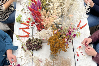 Atelier création d'une couronne de fleurs séchées à Meudon (92)