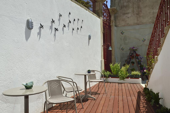 DUKES CORNER GUEST HOUSE - photo 2
